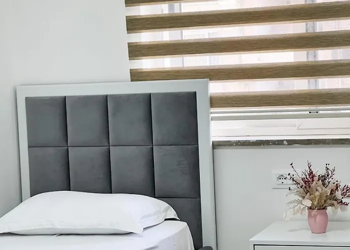 Komuna Parisit New Apartment