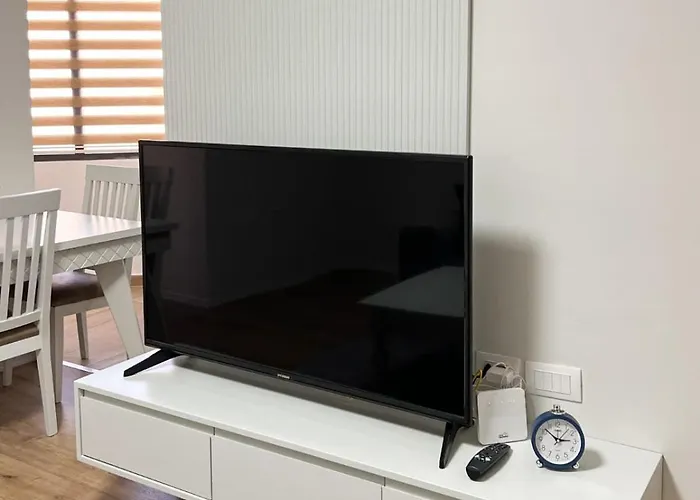 Komuna Parisit New Apartment